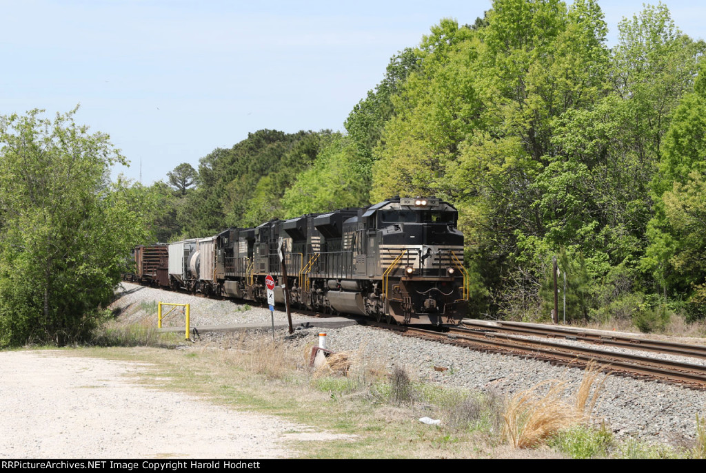 NS 1101 leads train 350-22 eastbound